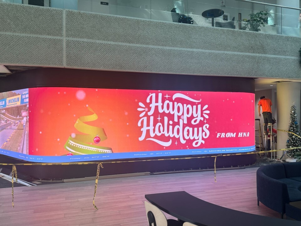 Video wall in a mall
